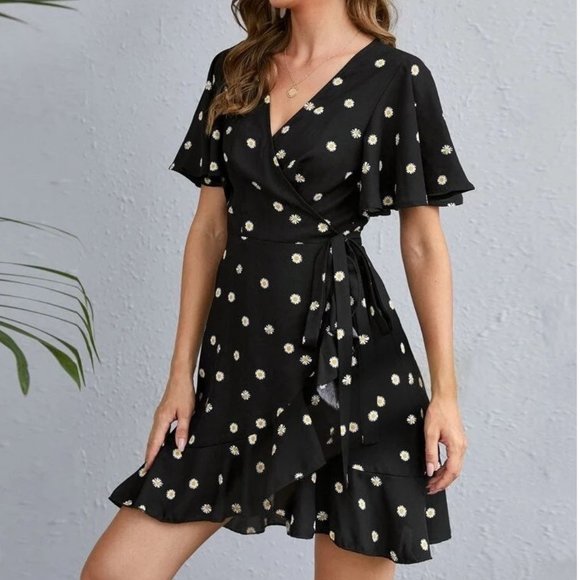 Boutique Dresses & Skirts - Daisy print tie wrap belted dress